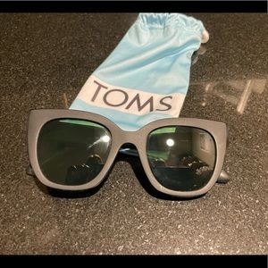 Tom’s women’s sunglasses